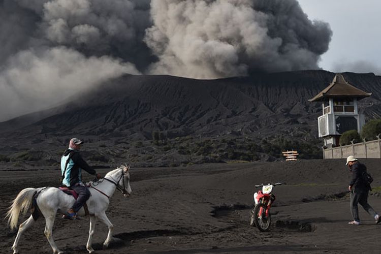 Abu vulkanik menyembur dari kawah Gunung Bromo di Jawa Timur, Jumat (22/3/2019). Meski Gunung Bromo mengalami erupsi secara fluktuatif sejak akhir bulan Februari lalu, aktivitas wisata di gunung yang terletak di empat kabupaten di Jawa Timur tersebut tetap berjalan normal karena hanya menyemburkan abu vulkanik dan pasir, namun demikian wisatawan tetap dilarang untuk mendekat ke kawah dengan radius aman berjarak satu kilometer dari kawah aktif. 