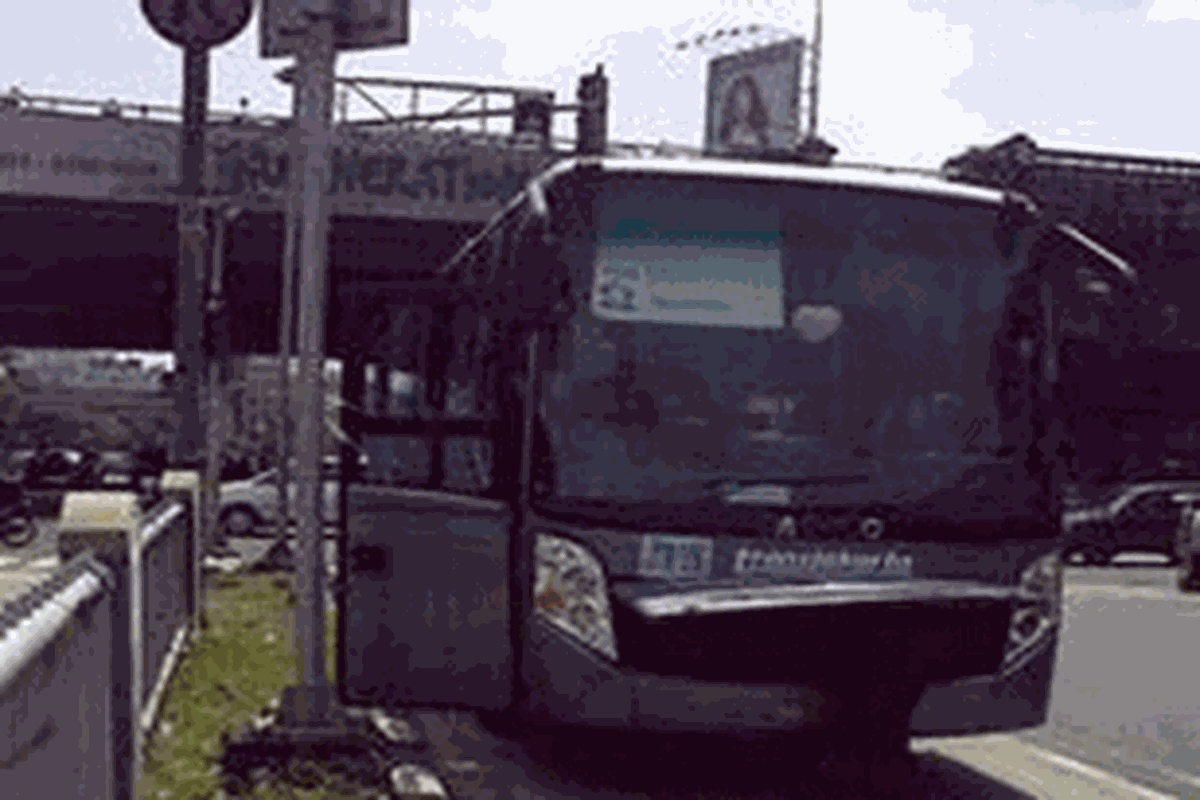 Ilustrasi: Sebuah bus transjakarta jurusan Dukuh Atas-Ragunan mogok akibat kerusakan mesin tepat di perempatan Mampang Prapatan, Jakarta Selatan, Selasa (24/3/2009).