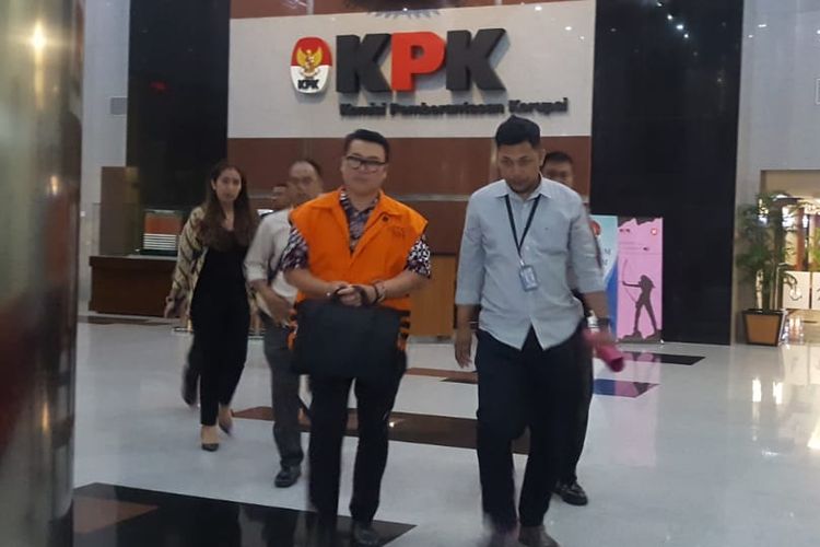 Direktur Utama Perum Perindo Risyanto Suanda meninggalkan Gedung KPK untuk dibawa ke tahanan, Selasa (24/9/2019).
