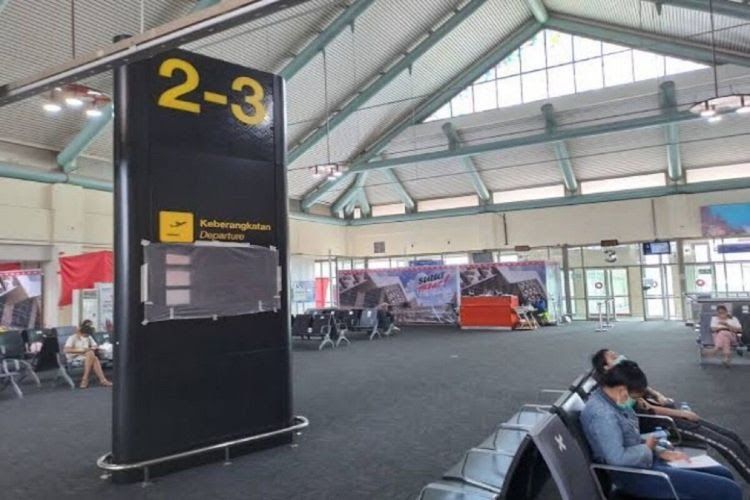 Para penumpang menunggu penerbangan di terminal keberangkatan Bandara Internasional Sam Ratulangi Manado. Tampak protokol kesehatan dilakukan dengan mengatur jarak tempat duduk para penumpang.