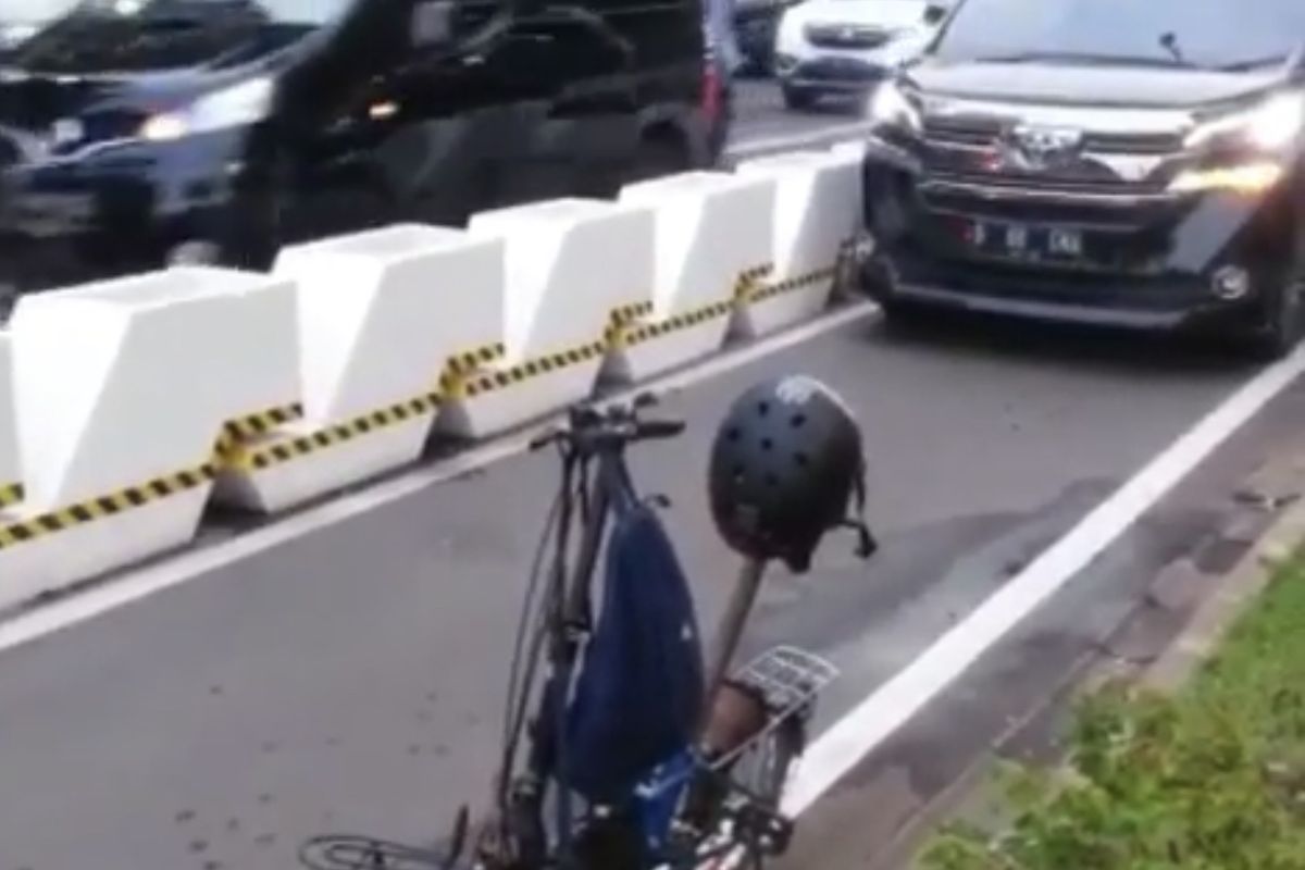 Sebuah mobil berada di jalur sepeda permanen di Jalan Jenderal Sudirman, Jakarta Pusat pada Jumat (26/2/2021).