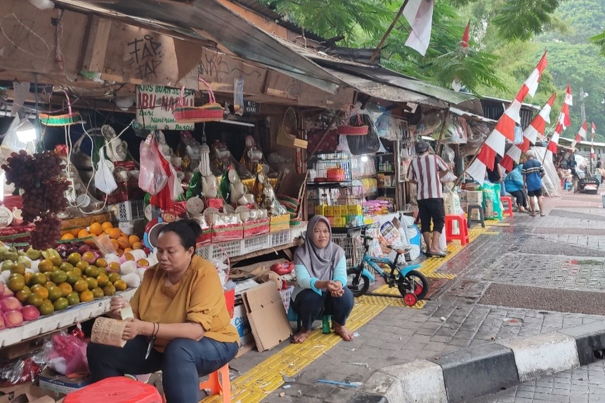 Suasana sejumlah kios di Pasar Barito, Kebayoran Baru, Jakarta Selatan, pada Selasa (2/8/2022). Sebagian kios di pasar itu akan direvitalisasi.