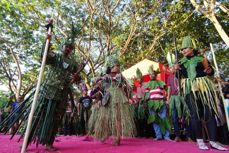 Orang rimba yang ditampilkan oleh peserta pawai budaya pada Festival Pesona Danau Limboto di kawasan Pentadio Resort, Kabupaten Gorontalo, Jumat (21/9/2018).