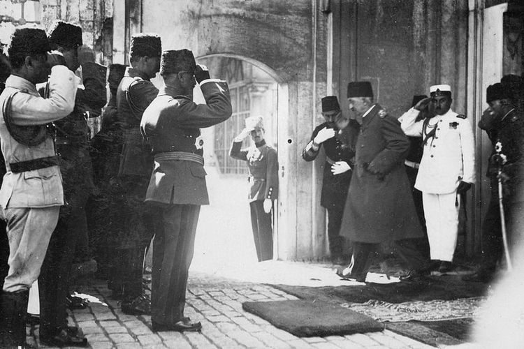 Mehmed VI, sultan terakhir Ottoman, pergi meninggalkan Istana Dolmabahce, Istanbul lewat pintu belakang setelah kesultanan resmi dibubarkan. Pada 17 November 1922, Sultan bersama putranya diasingkan ke Malta, lalu ke San Remo, Italia tempat dia meninggal dunia pada 1926.