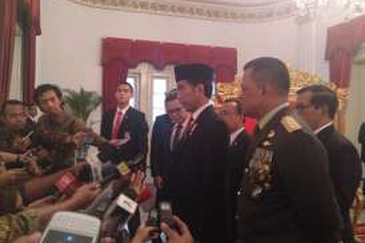 Presiden Jokowi bersama Panglima TNI Jenderal Gatot Nurmantyo, mengklarifikasi isu yang beredar di sosial media terkait pergantian Panglima TNI, di Istana Negara, Jakarta, Rabu (9/11/2016).