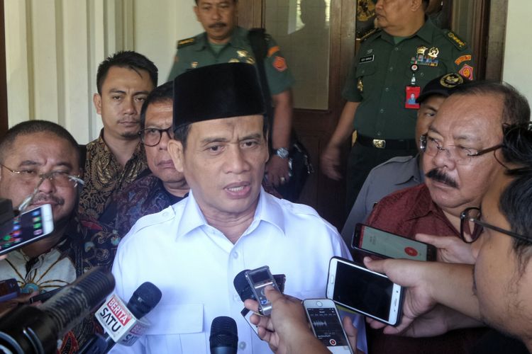 Ketua Panitia Khusus Revisi Undang-Undang Nomor 15 Tahun 2003 tentang Pemberantasan Tindak Pidana Terorisme (RUU Anti-terorisme), Muhammad Syafii usai beraudiensi dengan Menteri Koordinator Bidang Politik, Hukum dan Keamanan Wiranto di Kemenko Polhukam, Jakarta Pusat, Jumat (15/9/2017). 