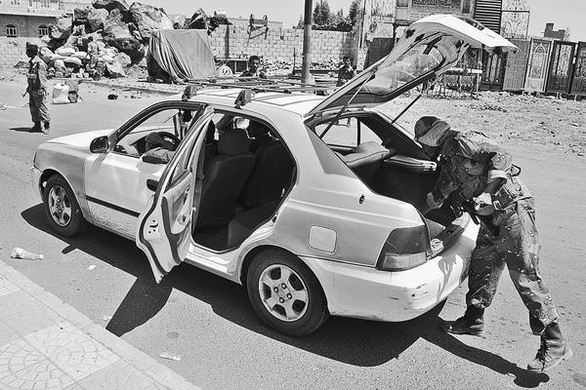 Seorang tentara  pembelot memeriksa mobil di pos pemeriksaan di Sana a, ibu kota Yaman, Senin (6/6). Aksi kerusuhan dikhawatirkan akan kembali merebak setelah enam pendukung oposisi dilaporkan tewas akibat tembakan aparat pemerintah.