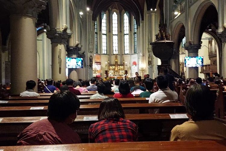 Suasana  misa malam Natal di Gereja Katedral Jakarta, Sabtu (24/12/2022).