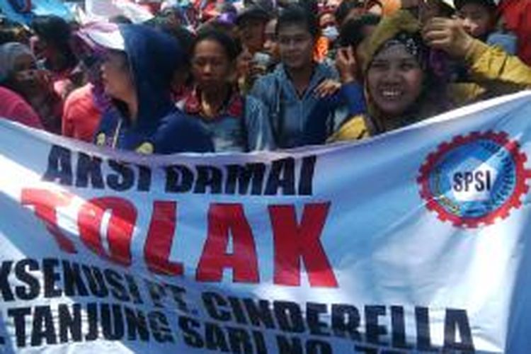 Aksi buruh PT Cinderella di depan pengadilan negeri Surabaya.