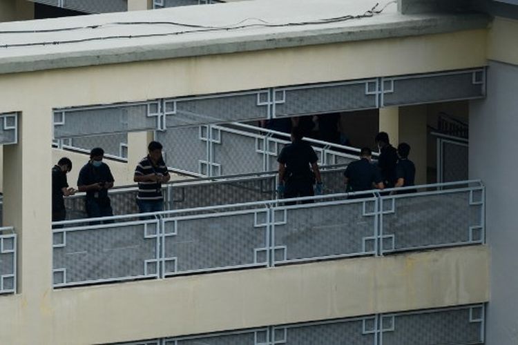 Petugas polisi terlihat di sepanjang koridor di River Valley High School di Singapura pada 19 Juli 2021, setelah seorang bocah lelaki berusia 13 tahun ditemukan tewas di tempat itu dengan banyak luka.