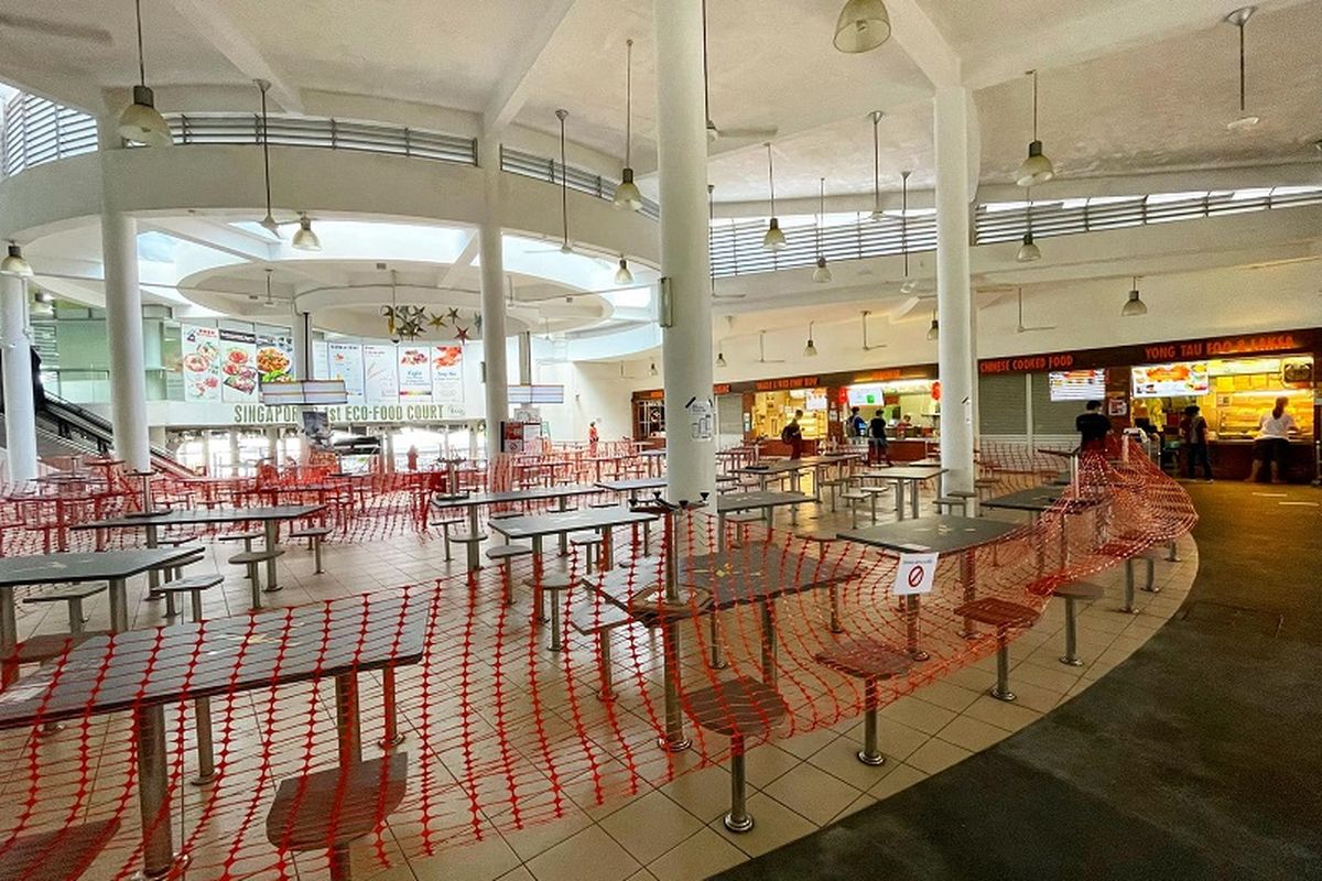 Meja-meja kantin The Deck di kampus National University of Singapore (NUS) terlihat disegel, Senin siang (24/5/2021). Sesuai dengan peraturan lockdown parsial yang sedang diterapkan di Singapura, pusat-pusat makanan seperti restoran, food court, kedai kopi, dan hawker diizinkan beroperasi hanya untuk take away atau membawa pulang makanan hingga 13 Juni mendatang 