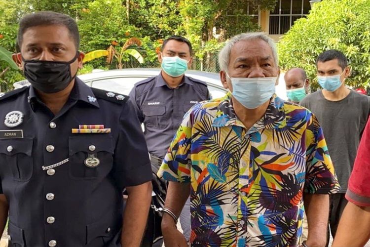 Seorang pria Malaysia diduga berhubungan seks dengan kambing muncul di pengadilan Kuala Kubu Bharu pada Kamis (25/11/2021), mengenakan kemeja bunga berwarna-warni.
