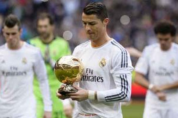 Striker Real Madrid, Cristiano Ronaldo, memamerkan trofi Ballon d'Or di hadapan publik Santiago Bernabeu jelang pertandingan melawan Granada, Sabtu (25/1/2014). Laga ini berakhir dengan skor 2-0 untuk Madrid dan Ronaldo sumbang satu gol.