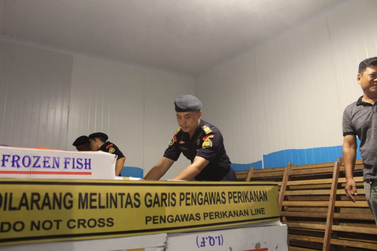 Kementerian Kelautan dan Perikanan (KKP) menyegel 971 kotak berisi 9,7 ton ikan impor beku jenis salem atau Frozen Pacific Mackarel di Kalimantan Barat.