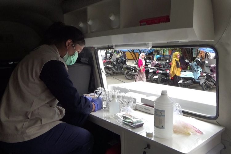 Badan Pengawas Obat dan Makanan (BPOM) Kota Palopo, Sulawesi Selatan melakukan uji sampel takjil di pasar Lagota Palopo, Senin (24/3/202%)