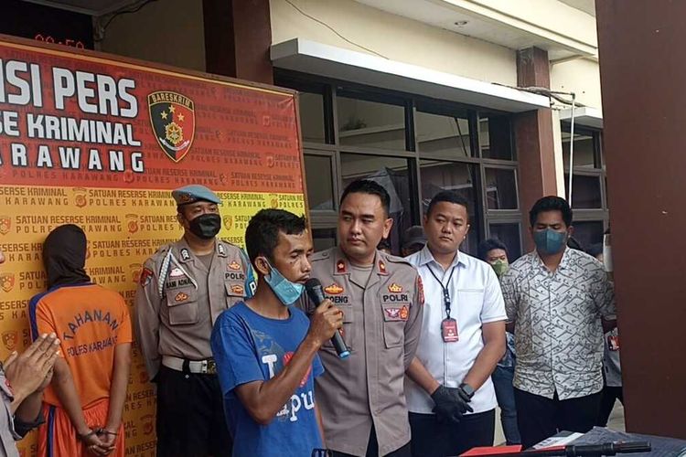 Wakapolres Karawang Kompol Agoeng Ramadhani dan jajaran serta pemilik bengkel saat konferensi pers kasus pembakaran bengkel karena salah paham uang kembalian, Jumat (9/12/2022).