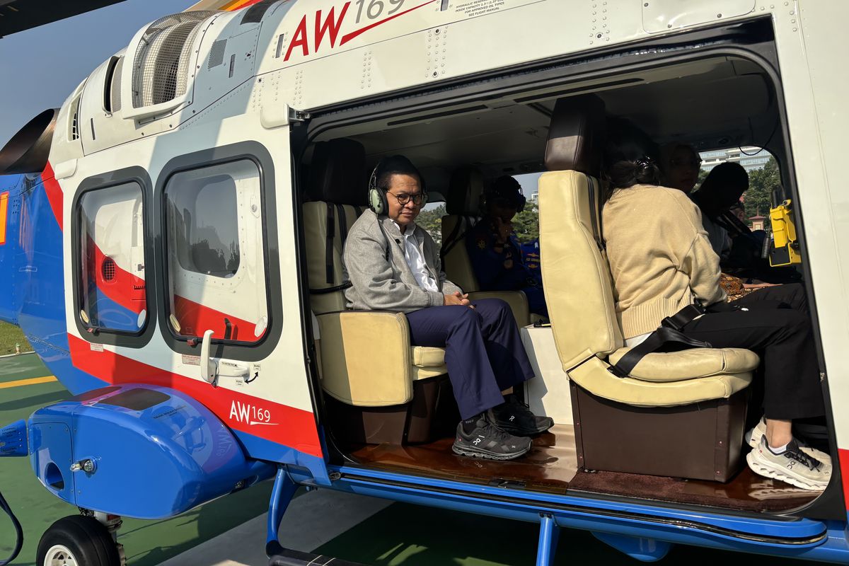 Naik Helikopter, Pramono Anung Tinjau Banjir dari Udara