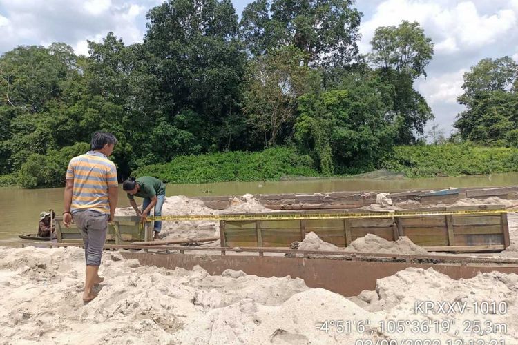 Lokasi penambangan pasir ilegal di Sungai Way Pegadungan, Lampung Tengah.