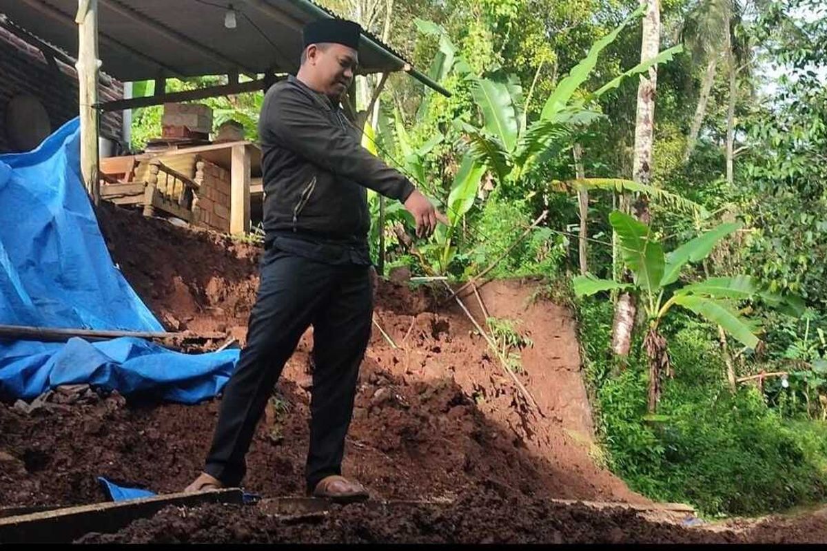 Kepala Desa, bersama sanak keluarga, dan juga tetangga mengantarkan jenazah Nurhayati, ke pemakaman, Senin (23/1/2023). Nurhayati meninggal dunia saat menjemput anaknya pulang mengaji di madrasah, Minggu petang (22/1/2023)