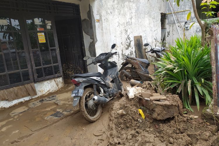 Warga Ngalian Semarang berjibaku membersihkan sampah dan lumpur setelah dihantam banjir. Senin (7/11/2022)