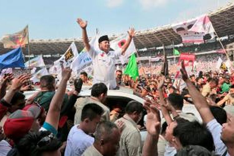 Prabowo Subianto menyapa pendukungnya usai berorasi di Stadion Utama Gelora Bung Karno, Jakarta, Minggu (22/6/2014).