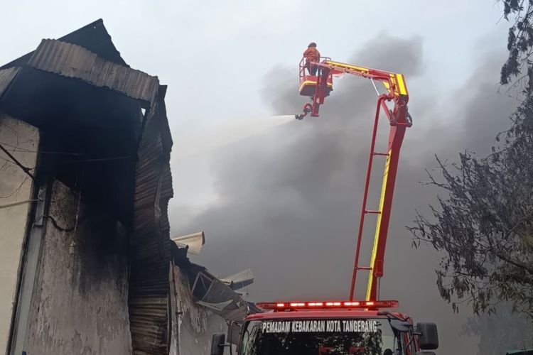 4 Jam Kebakaran Pabrik Lampu di Tangerang Belum Padam, Asap Hitam Membumbung Tinggi