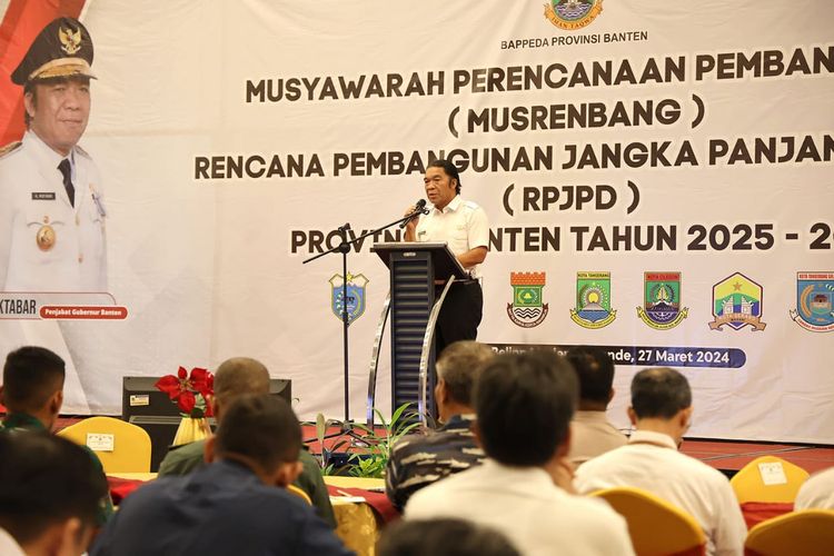 Penjabat (Pj) Gubernur Provinsi Banten Al Muktabar saat memberikan sambutan dalam Musyawarah Perencanaan Pembangunan (Musrenbang) RPJPD Provinsi Banten 2025-2045 di Hotel Swiss-Belinn, Cikande, Kabupaten Serang, Rabu (27/3/2024).