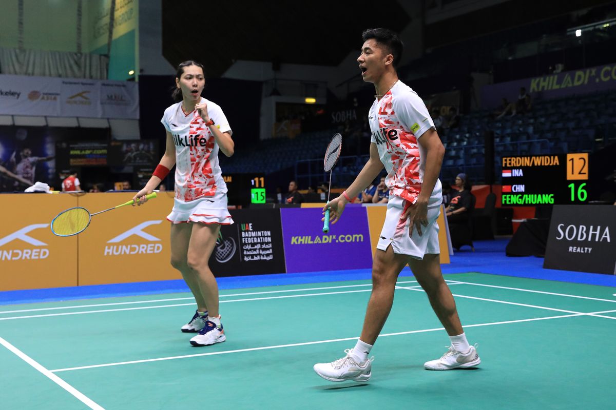 Pasangan ganda campuran Indonesia, Dejan Ferdinansyah/Gloria Emanuelle Widjaja, saat bertanding melawan Feng Yan Zhe/Huang Dong Ping (China) pada babak 32 besar Badminton Asia Championships 2023 yang diselenggarakan di Dubai, Uni Emirat Arab, pada Selasa (25/4/2023). Dejan/Gloria gagal ke final karena kandas di semifinal.