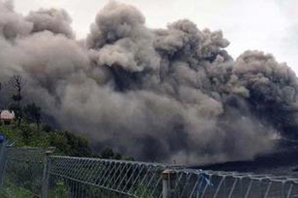 Gunung Bromo kembali meletus dilihat dari Desa Ngadisari, Kecamatan Sukapura, Kabupaten Probolinggo, Minggu (19/12/2010). Meski meletus beberapa kali pada Minggu kemarin, status Bromo masih siaga. Material vulkanik seperti abu dan pasir mengarah ke Kabupaten Probolinggo yang merusak pepohonan dan sayuran.