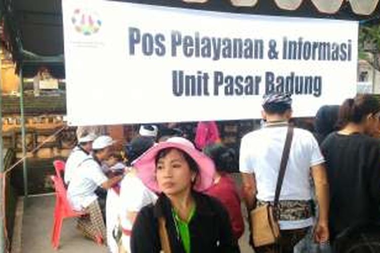 Para pedagang Pasar Badung mendatangi pos pelayanan informasi