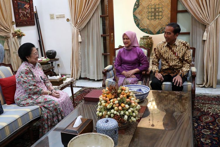 Presiden kelima RI sekaligus Ketum PDI-P Megawati Soekarnoputri menerima kunjungan Presiden Joko Widodo (Jokowi) dan Ibu Negara Iriana Jokowi di kediamannya, Jalan Teuku Umar, Jakarta, Kamis (27/4/2023).