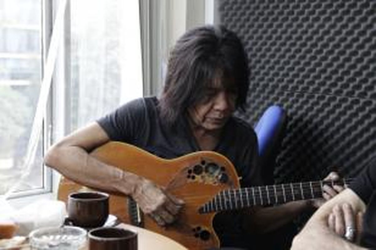 Personel band rock legendaris Indonesia God Bless, Ian Antono, bermain gitar dalam acara K-akustik di Studio Sinergi, Jakarta, Kamis (11/9/2014) sore. Dalam acara tersebut, God Bless bercerita mengenai perjalanan bermusik dan membawakan beberapa lagu mereka secara akustik. 