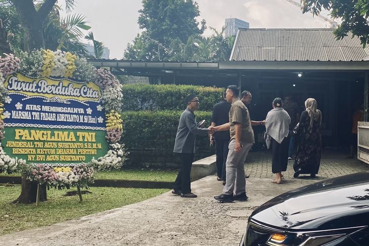 Suasana Rumah Duka Marsma Fajar Adriyanto, Ramai Pelayat dan Karangan Bunga