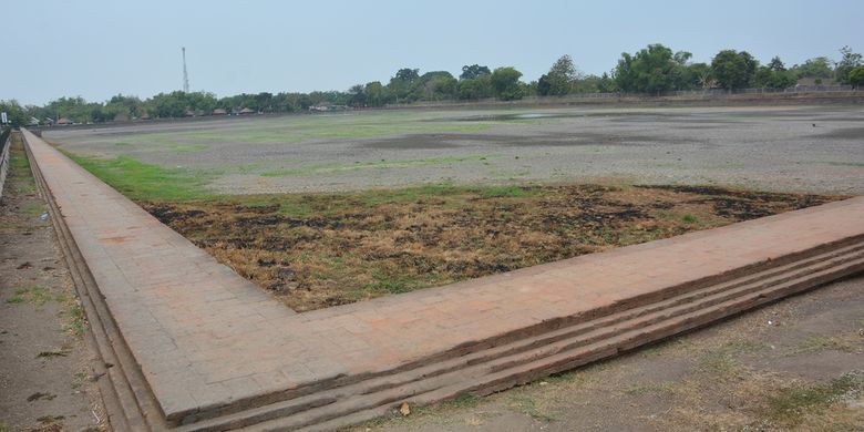 Penampakan Kolam Segaran di Desa Trowulan, Kecamatan Trowulan, Kabupaten Mojokerto, Jawa Timur, Senin (28/10/2019). Sejak 2 bulan lalu, kolam peninggalan masa Majapahit ini mengalami kekeringan.