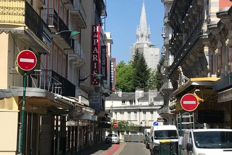 Lourdes memiliki jumlah hotel terbesar di Perancis di luar Paris, dengan total ada 143 hotel yang memiliki lebih dari 9.800 kamar.