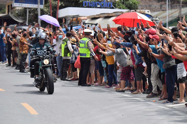 Presiden Joko Widodo naik motor custom miliknya dari Sibisa di Kabupaten Toba menuju Parapat di Kabupaten Simalungun, Sumatera Utara, Rabu (2/2/2022). Salah satu agenda Presiden Joko Widodo hari ini di Sumatera Utara adalah meresmikan Jalan Bypass (lingkar luar) Balige, Kabupaten Toba.