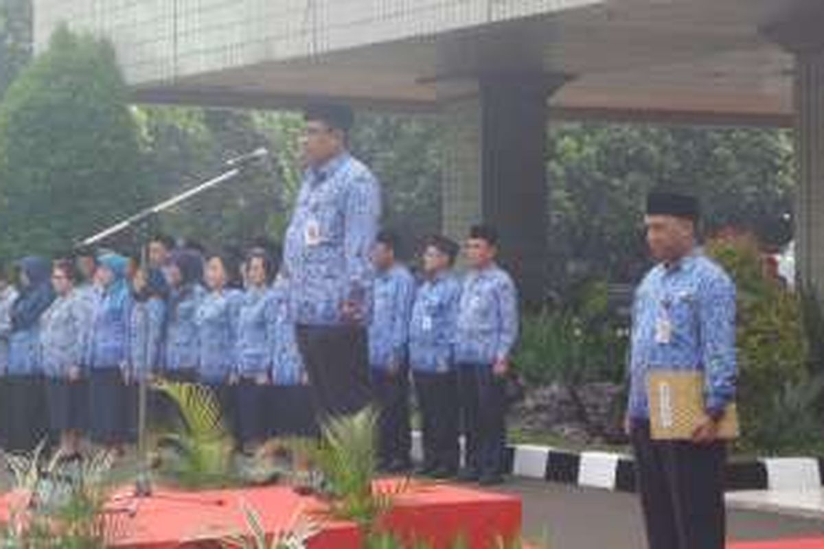 Plt Gubernur DKI Jakarta Sumarsono memimpin apel peringatan Hari Guru Nasional di Kantor Dinas Pendidikan DKI, Jalan Gatot Subroto, Jumat (25/11/2016). 