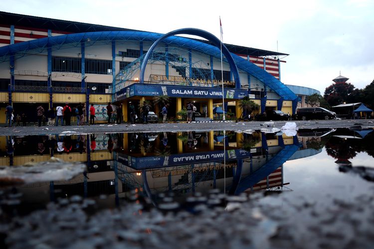 Hari pertama kondisi halaman stadion pasca tragedi yang terjadi pada pekan ke-11 Liga 1 2022-2023 seusai pertandingan bertajuk Derbi Jawa Timur, Arema FC melawan Persebaya Surabaya di Stadion Kanjuruhan Kepanjen, Kabupaten Malang, Minggu (2/10/2022) siang.