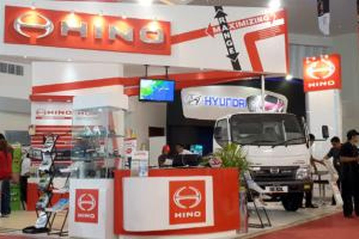 Hino dalam Pameran Otomotif Semarang 2014.