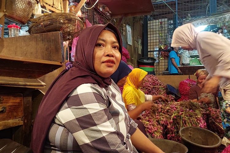 Yati (50), salah satu pedagang bawang merah di Pasar Induk Kramat Jati, Jakarta Timur, Selasa (6/12/2022).