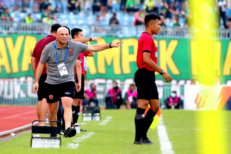 Ekspresi pelatih PSM Makassar Bernardo Tavares saat protes ke wasit garis saat pertandingan pekan ke-26 Liga 1 2022-2023 melawan Persebaya Surabaya yang berakhir dengan skor 0-1 di Stadion Gelora Joko Samudro Gresik, Jumat (24/2/2023) sore. Terbaru, Bernardo Tavares mengkritik wasit dan tim tamu setelah PSM menang atas Persis Solo pada Minggu (5/3/2023).