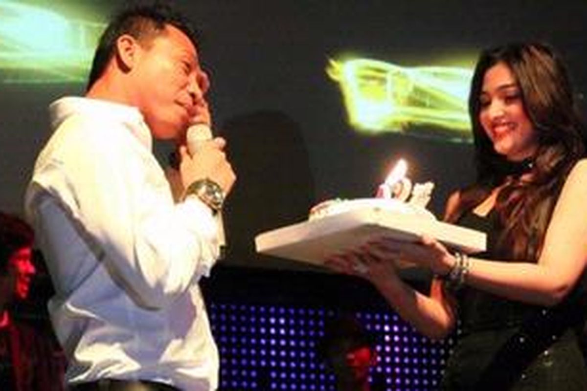 Anang Hermansyah mendapatkan hadiah kejutan berupa kue tart dari pasangan duetnya, Ashanty Siddik di hari ulang tahunnya yang ke-42 tepat tanggal 18 Maret, saat mereka tampil dalam acara bertajuk "LA Menthol Lights Cool Moments Anang Ashanty Live in Concert" di Dejavu Kitchen, Bar & KTV di Samarinda, Kalimantan Timur, Kamis (17/3/2011) malam. 