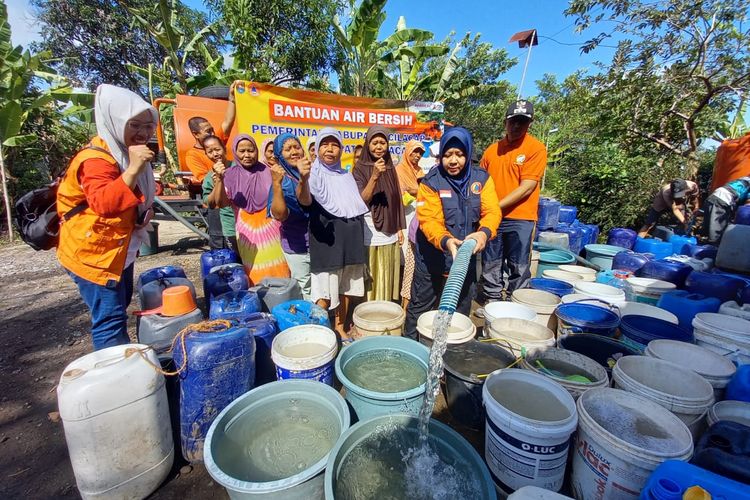 Pengiriman air bersih di Desa Bojong, Kecamatan Kawunganten, Kabupaten Cilacap, Jawa Tengah, Kamis (15/6/2023).