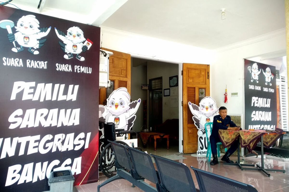 Seorang petugas keamanan berjaga di teras Kantor KPU Kota Blitar di Jalan Pemuda Sumpono, Kota Blitar, Senin (21/8/2023)