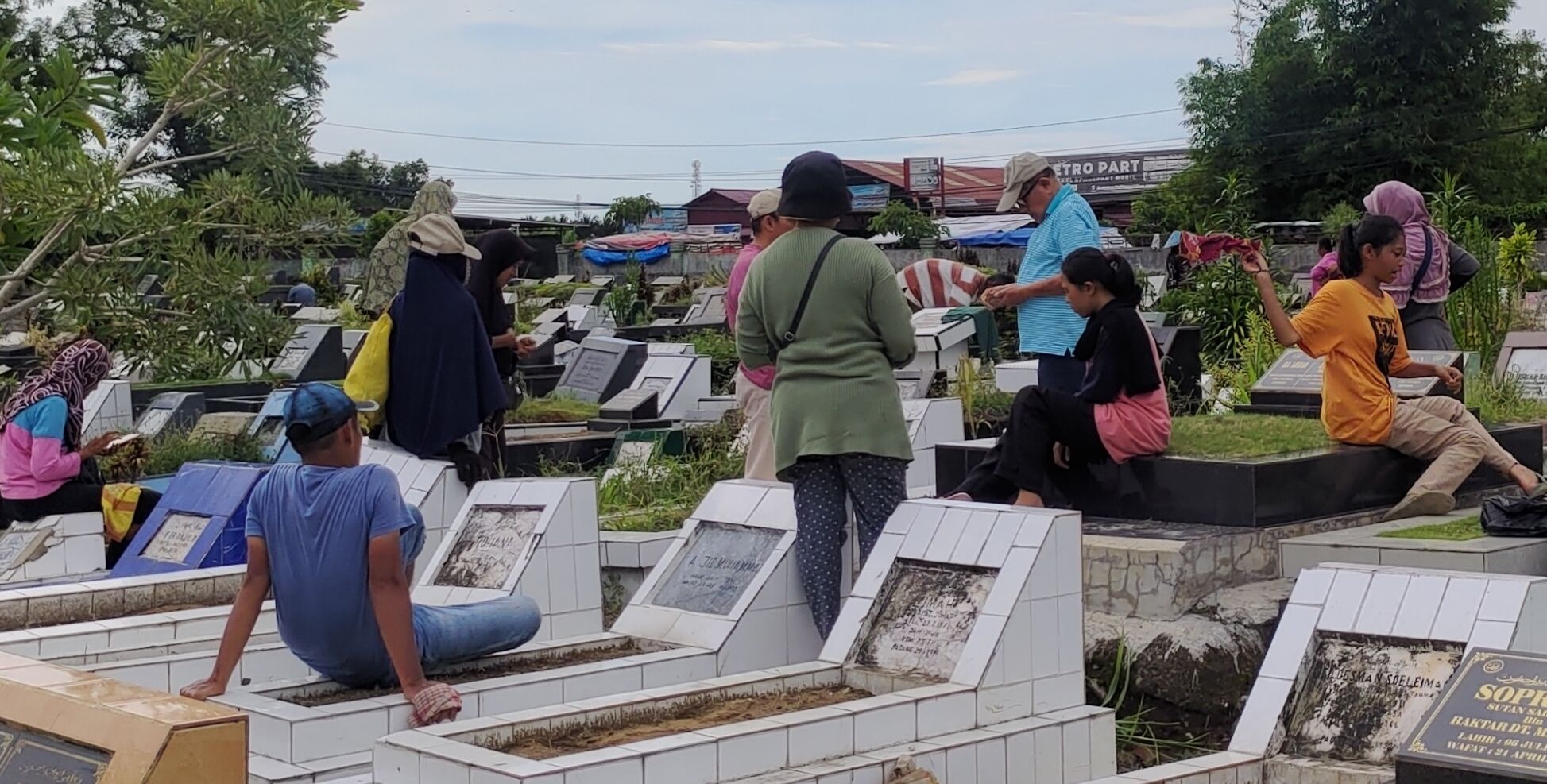 Cerita Tukang Kebersihan Makam TPU Tunggul Hitam Padang, Sehari Kantongi Rp 200.000 Jelang Ramadhan