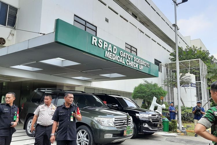 Suasana di depan gedung Medical Check Up, RSPAD Gatot Soebroto, Jakarta Pusat.