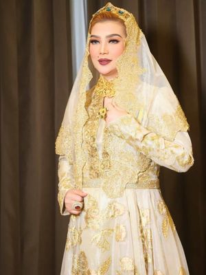 9 gaya Sarifah Suraidah disorot warganet. Dari topi lebar hingga kebaya glamor, penampilannya kerap disebut bak ?noni Belanda?.