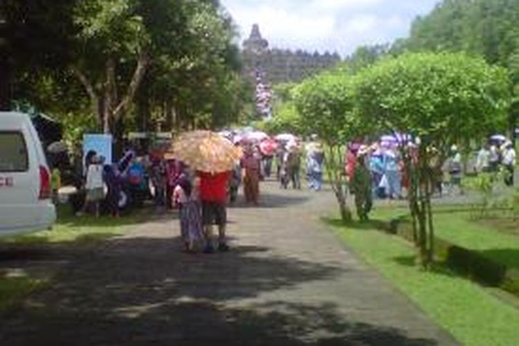 Para wisatawan tidak wajib pakai sarung saat naik ke Candi Borobudur selama masa libur Natal dan Tahun Baru 2015.
