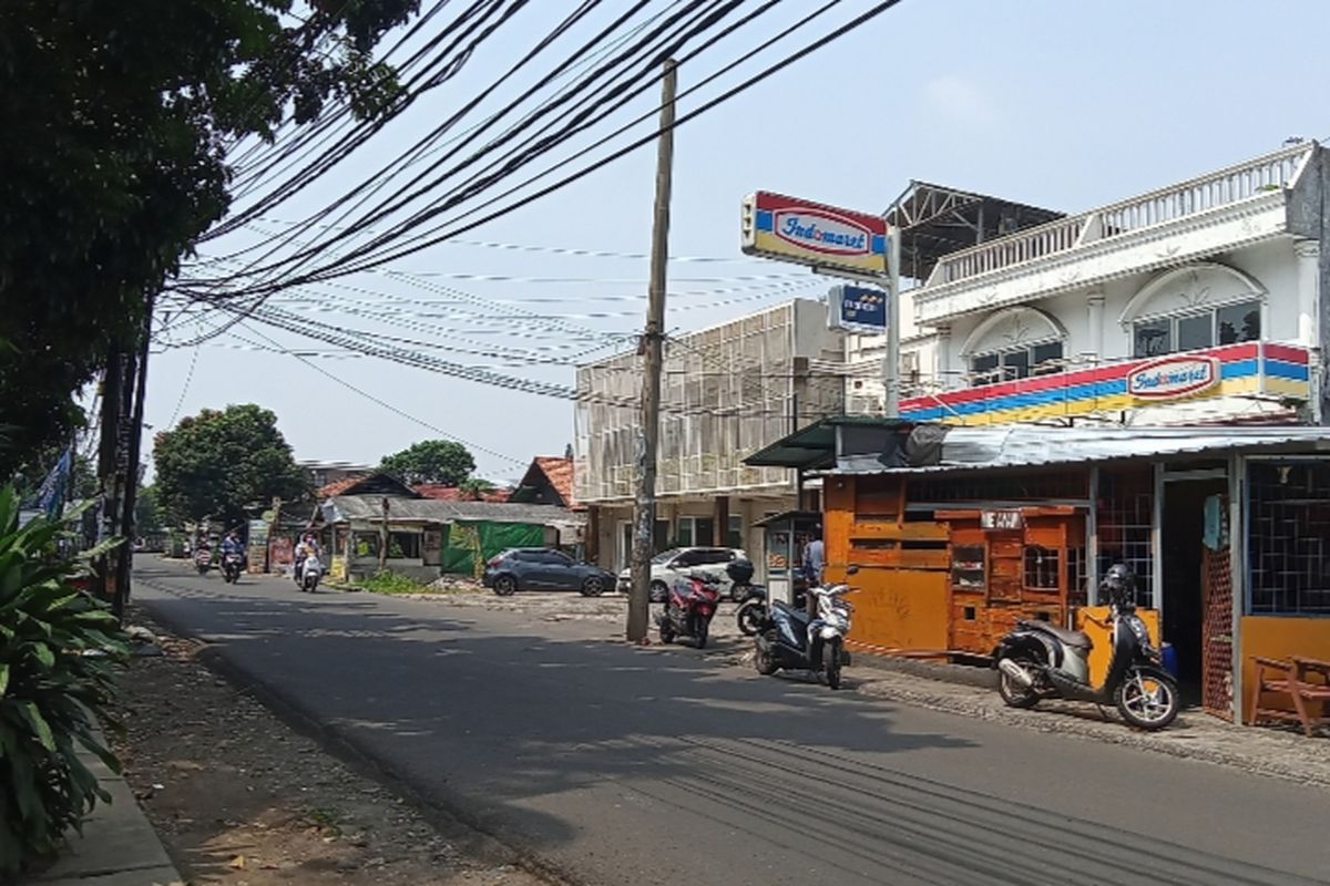 Pantauan Kompas.com di Jalan Tarumanegara, Pisangan, Ciputat Timur, Tangsel pada Selasa (26/7/2022) Tampak Kabel Menjuntai di Ciputat Timur yang Sempat Dijadikan Jemuran oleh Warga Sudah Dibenahi