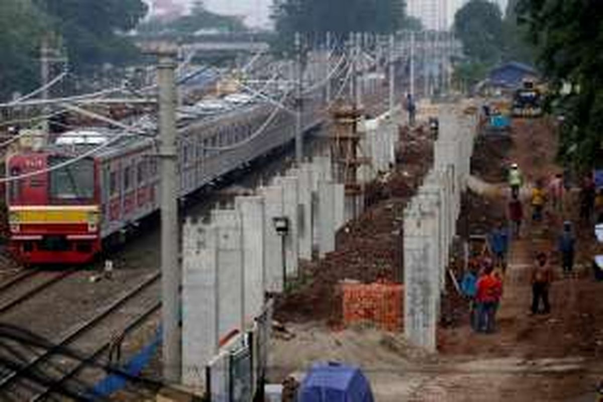 Sebuah Kereta Rel Listrik (KRL) melaju di samping lokasi pembangunan Stasiun Sudirman Baru di Jakarta, Rabu (23/11/2016). Stasiun yang terintergrasi dengan stasiun MRT itu hanya akan melayani penumpang dari Stasiun Manggarai menuju bandara Soekarno Hatta melewati Stasiun Sudirman Baru, Duri, dan Batu Ceper sebagai stasiun pemberhentian dan diperkirakan selesai pada akhir 2016 mendatang.